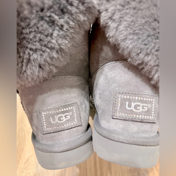 Uggs Women’s Bailey Button Bling Boots Gray Silver Rhinestone Sz 9 EUC - Picture 7 of 8
